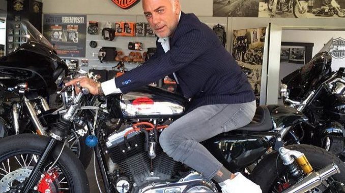 Gianluca Vacchi entra in casa con la Harley, il nuovo video Gianluca Vacchi entra in casa con la Harley, il nuovo video