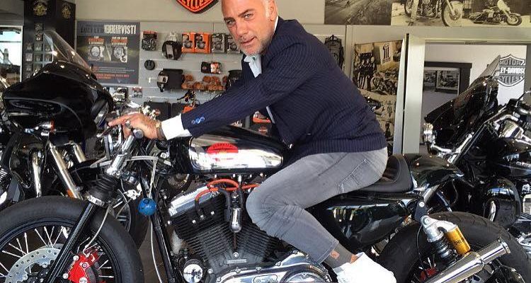 Gianluca Vacchi entra in casa con la Harley, il nuovo video Gianluca Vacchi entra in casa con la Harley, il nuovo video