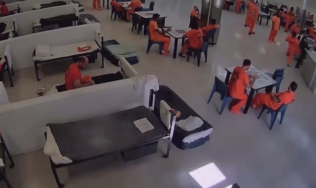 Un vice sceriffo aggredito nel carcere sotto gli occhi di tuti i detenuti: il video carcere