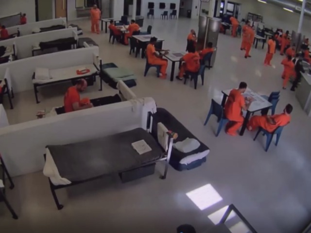 Un vice sceriffo aggredito nel carcere sotto gli occhi di tuti i detenuti: il video carcere