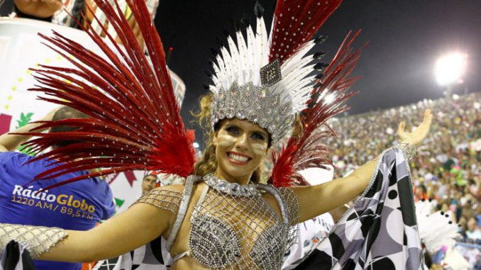 I vestiti del Carnevale di Rio dal sambodromo alla spazzatura I vestiti del Carnevale di Rio dal sambodromo alla spazzatura