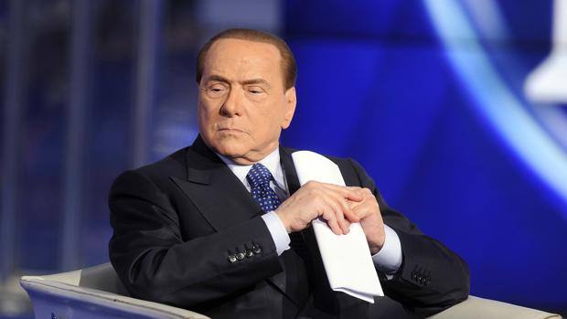 Berlusconi lancia un ultimatum alla Cina: "O arrivano i soldi o mi tengo il Milan" Berlusconi lancia un ultimatum alla Cina: "O arrivano i soldi o mi tengo il Milan"