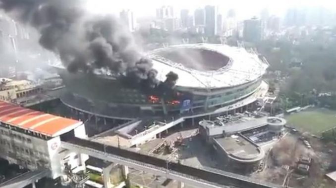 Cina: lo stadio dello Shanghai Shenhua va a fuoco Cina: lo stadio dello Shanghai Shenhua va a fuoco