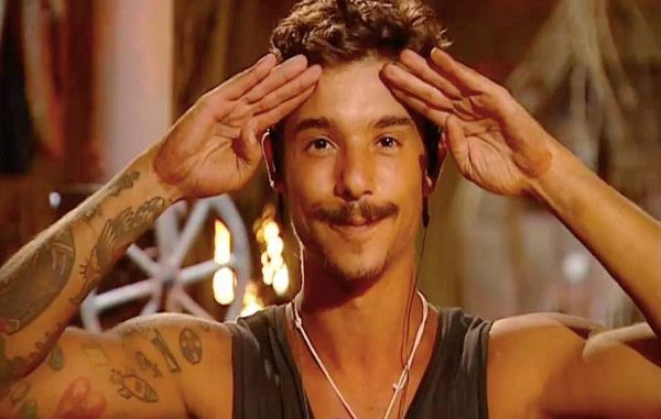 Isola dei Famosi 2017: Moreno chiede ai naufraghi di parlare bene di lui Isola dei Famosi 2017: Moreno chiede ai naufraghi di parlare bene di lui