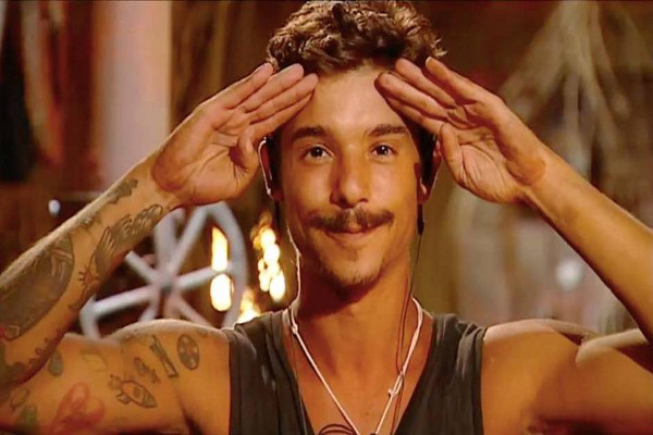 Isola dei Famosi 2017: Moreno chiede ai naufraghi di parlare bene di lui Isola dei Famosi 2017: Moreno chiede ai naufraghi di parlare bene di lui