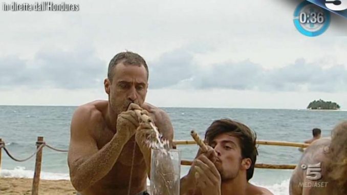 Isola dei Famosi il gruppo si ricompatta intorno a Raz Isola dei Famosi il gruppo si ricompatta intorno a Raz