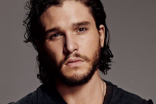 Kit Harington avvistato a Napoli per il nuovo spot Dolce&Gabbana Kit Harington avvistato a Napoli per il nuovo spot Dolce&Gabbana