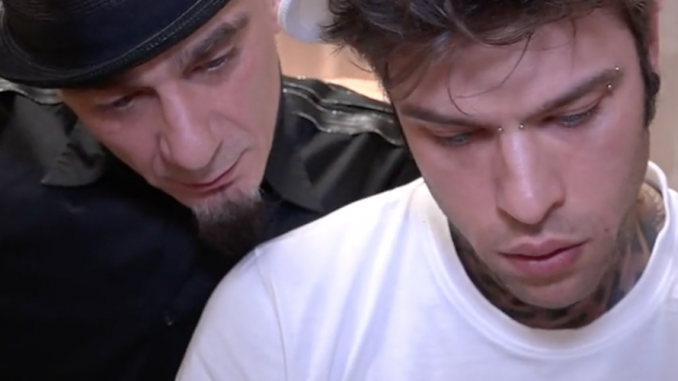Le Iene Fedez in lacrime, vittima di uno scherzo di J-Ax Le Iene: Fedez in lacrime, vittima di uno scherzo di J-Ax