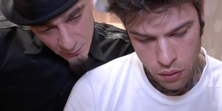 Le Iene Fedez in lacrime, vittima di uno scherzo di J-Ax Le Iene: Fedez in lacrime, vittima di uno scherzo di J-Ax