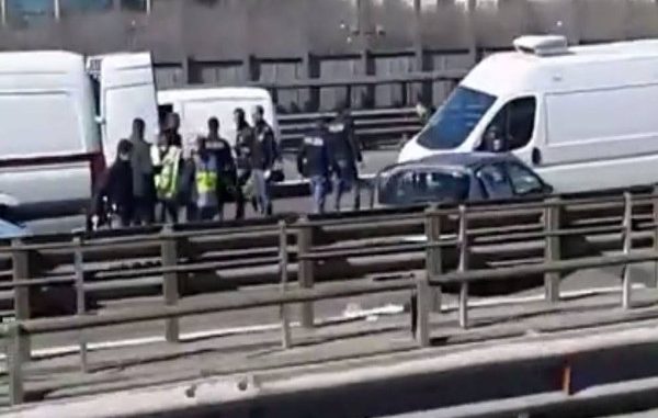 Milano: contromano in tangenziale per fuggire dalla polizia dopo il furto. Otto i feriti Milano: contromano in tangenziale per fuggire dalla polizia dopo il furto. Otto i feriti
