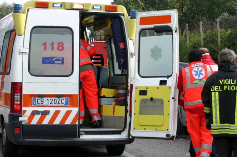 Milano: donna invade corsia e si schianta contro un tir. Morta sul colpo Milano: donna invade corsia e si schianta contro un tir. Morta sul colpo