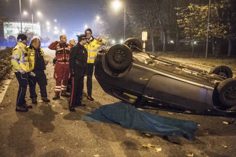 Milano, incidente stradale in Viale Sarca in fin di vita due ragazzi Milano, incidente stradale in Viale Sarca: in fin di vita due ragazzi