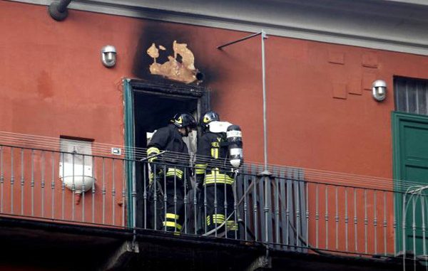 Milano, scoppia incendio vicino a Stazione Centrale. Evacuate 50 famiglie Milano, scoppia incendio vicino a Stazione Centrale. Evacuate 50 famiglie