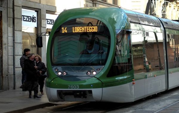 Milano, tram investe due donne. Traffico in tilt Milano, tram investe due donne. Traffico in tilt