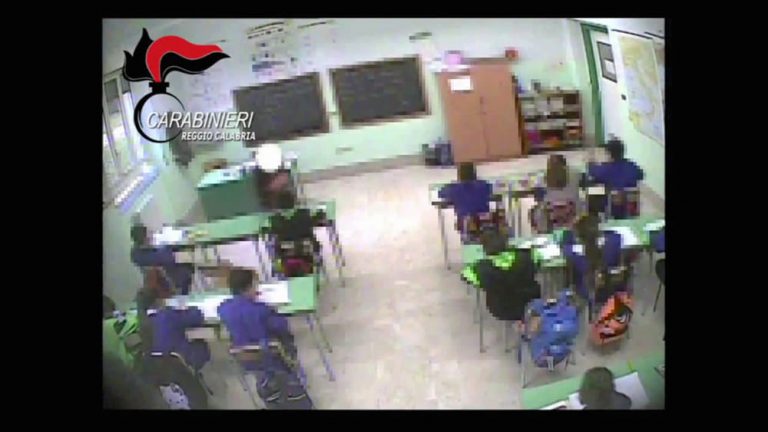 Reggio Calabria, sospese due maestre; schiaffi e minacce ai bambini Reggio Calabria, sospese due maestre; schiaffi e minacce ai bambini