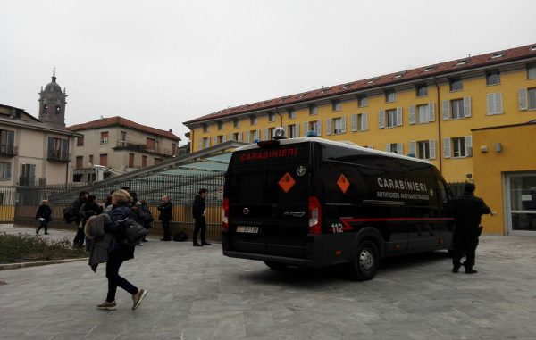 Monza, allarme bomba in tribunale. Evacuati tre palazzi Monza, allarme bomba in tribunale. Evacuati tre palazzi
