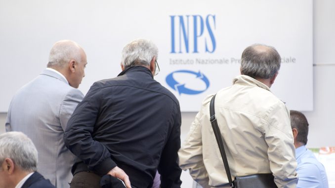 L'Inps ha pubblicato sul proprio sito un comunicato nel quale dichiara di aver avviato le pratiche per far sì che la quattordicesima sulle pensioni venga pagata entro luglio. pensioni