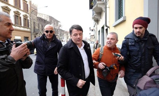Renzi al Circolo Pd a Firenze baci e abbracci con le sue sostenitrici Renzi al Circolo Pd a Firenze: baci e abbracci con le sue sostenitrici