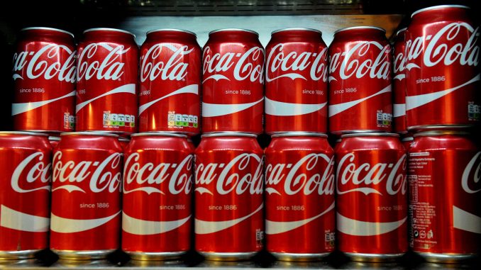 Resti umani trovati nelle lattine di coca cola. La polizia indaga Resti umani trovati nelle lattine di coca cola. La polizia indaga