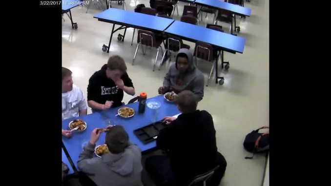 Rischia di strozzarsi a scuola ma il compagno gli salva la vita Rischia di strozzarsi a scuola ma il compagno gli salva la vita
