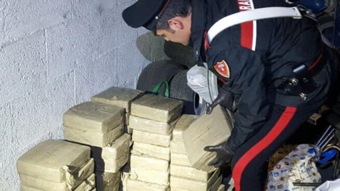 Roma: 281 chili di hashish sequestrati per un valore di 2.5 milioni di euro Roma: 281 chili di hashish sequestrati per un valore di 2.5 milioni di euro