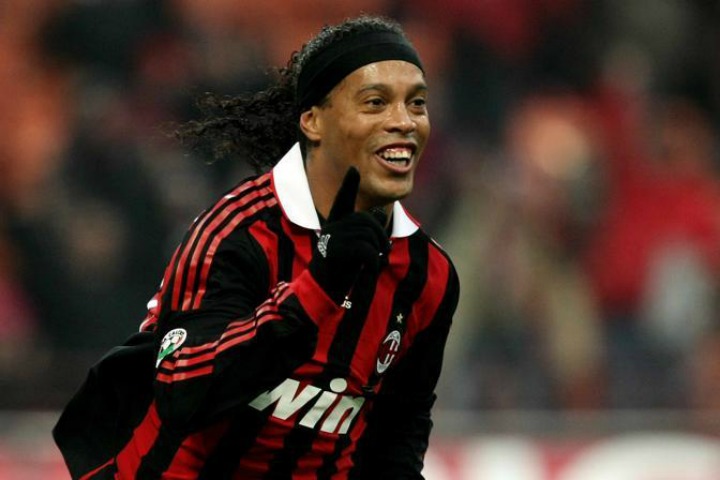Ronaldinho buon compleanno al fantasista di Barcellona e Milan Ronaldinho: buon compleanno al fantasista di Barcellona e Milan
