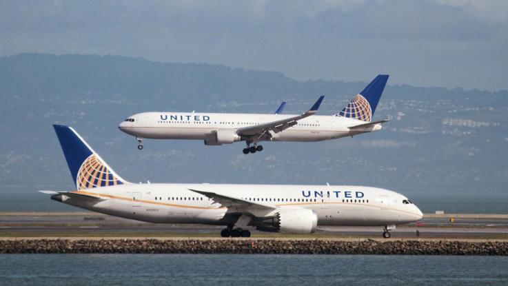 Usa volo vietato per due ragazze con i leggins. United Airlines nella polemica Usa: volo vietato per due ragazze con i leggins. United Airlines nella polemica