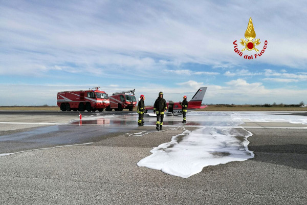 Venezia, atterraggio d'emergenza per un Piper. Chiuso scalo di Tessera Venezia, atterraggio d'emergenza per un Piper. Chiuso scalo di Tessera