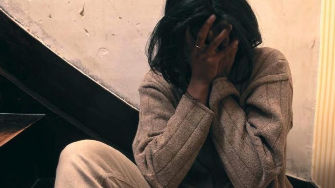 Un uomo è stato arrestato nella giornata di oggi dopo aver ridotto in schiavitù e segregato la compagna per sei lunghi anni.