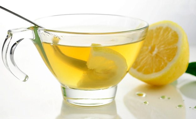 Acqua calda e limone al mattino: benefici