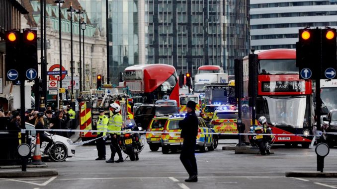 Londra: identificato l'attentatore. I morti salgono a cinque Londra: identificato l'attentatore. I morti salgono a cinque