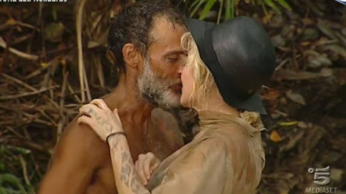 bacio isola dei famosi