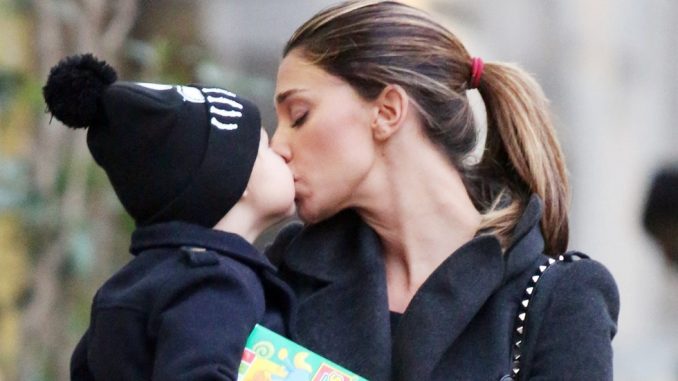 Belen Rodríguez: ancora baci con Santiago, di nuovo polemiche Belen Rodríguez: ancora baci con Santiago, di nuovo polemiche