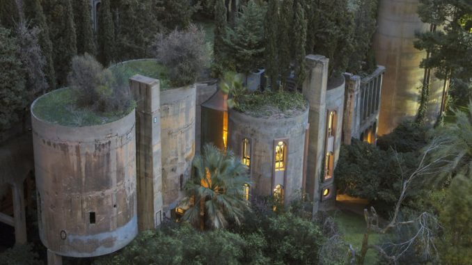 Ricardo, un architetto che ha trasformato una vecchia fabbrica in casa sua fabbrica