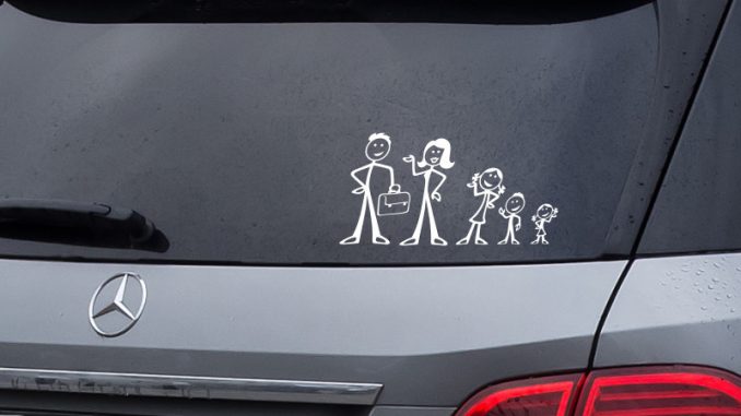 come attaccare etichetta adesiva su auto