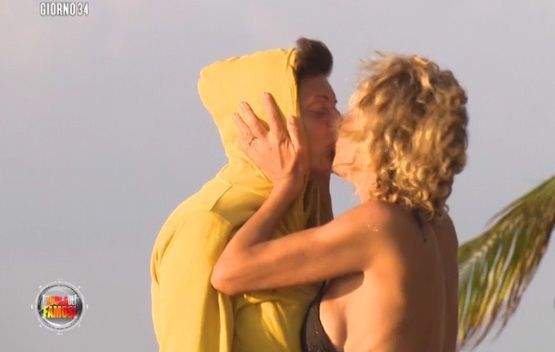 Coming out all'Isola dei famosi per Eva Grimaldi: "Imma è la mia vita" eva