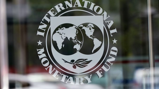 Una donna è rimasta ferita al viso e alle mani dopo aver aperto una busta contenente dell'esploivo. La busta era stata recapitata al FMI dove lavora.