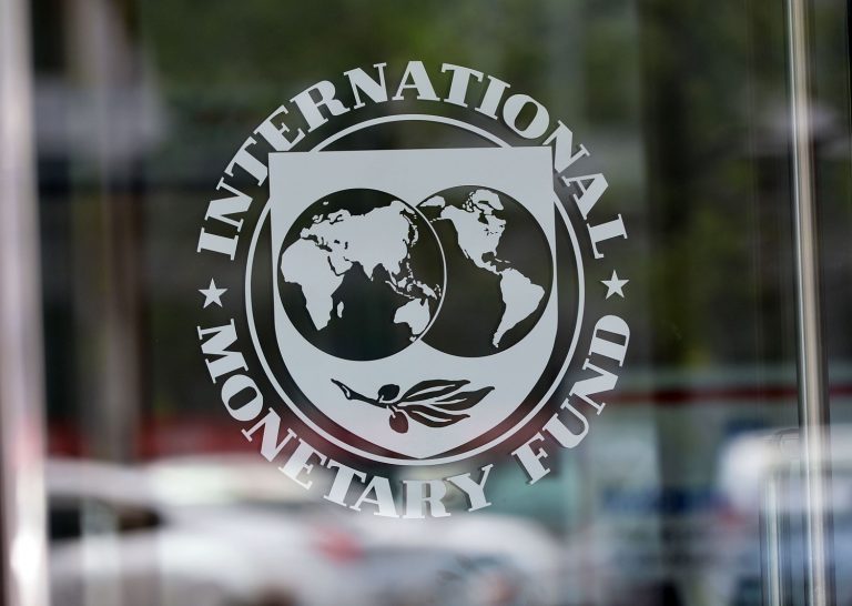Una donna è rimasta ferita al viso e alle mani dopo aver aperto una busta contenente dell'esploivo. La busta era stata recapitata al FMI dove lavora.