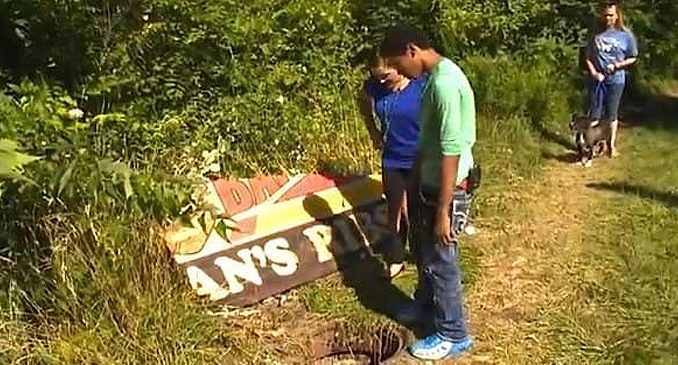 Bambini scoprono una fossa nel bosco: ecco cosa conteneva Bambini scoprono una fossa nel bosco: ecco cosa conteneva