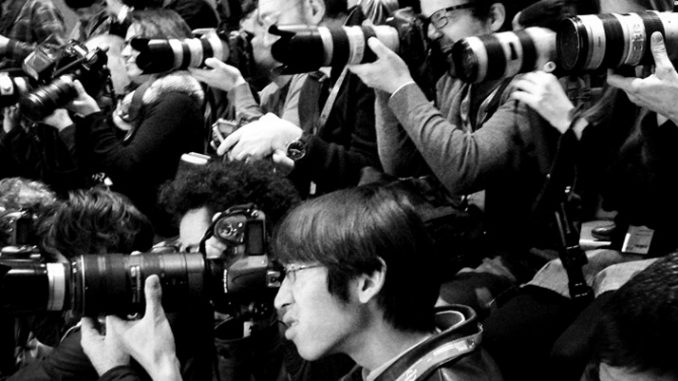 <Fotoreporter: il giornalista che racconta con le immagini Fotoreporter: il giornalista che racconta con le immagini