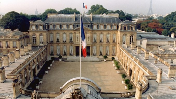 Francia, candidato centrodestra Fillon indagato per gli stipendi di moglie e figli