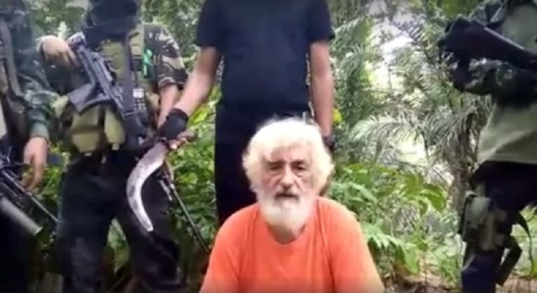 Un uomo tedesco è stato decapitato da militanti dell'Isis nelle Filippine. Le autorità locali stanno indagando sulla sua identità. Potrebbe essere l'uomo rapito nel novembre dell'anno scorso. isis