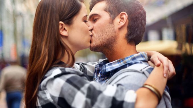 BACIO: TRADIMENTO O NO? BACIO: TRADIMENTO O NO?