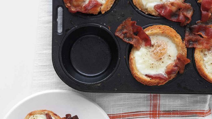 Cestini di uova con stick di bacon croccanti uova