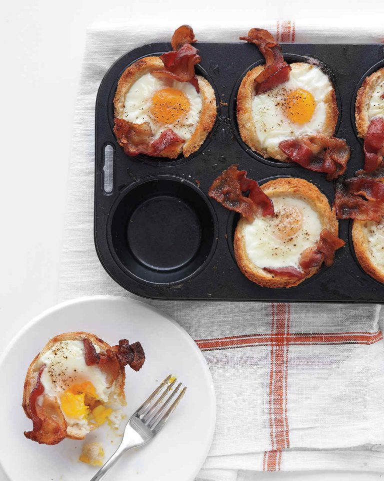 Cestini di uova con stick di bacon croccanti uova