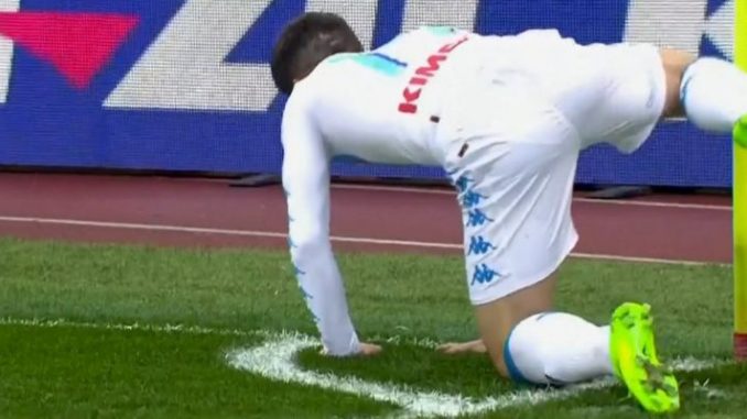Dries Mertens e la strana esultanza in Roma-Napoli. Ecco la spiegazione Dries Mertens e la strana esultanza in Roma-Napoli. Ecco la spiegazione