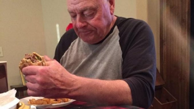 Nonno prepara hamburger per nipoti ma se ne presenta uno Nonno prepara hamburger per nipoti ma se ne presenta uno