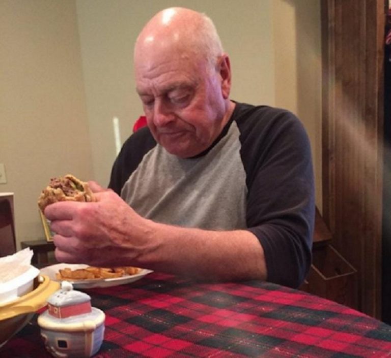 Nonno prepara hamburger per nipoti ma se ne presenta uno Nonno prepara hamburger per nipoti ma se ne presenta uno