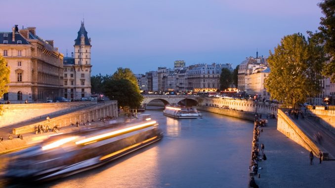 Parigi: cena su battello sulla Senna Parigi: cena su battello sulla Senna