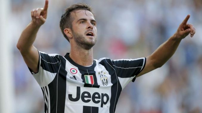 Pjanic dà il cinque a Tagliavento per non averlo ammonito. Web in rivolta Pjanic dà il cinque a Tagliavento per non averlo ammonito. Web in rivolta